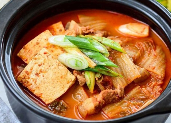 Trời se lạnh nấu canh kim chi nóng hổi, cả nhà vừa ăn vừa xuýt xoa