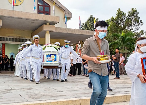 Xúc động lễ tang người cha quên mình lao xuống biển cứu 2 con gái