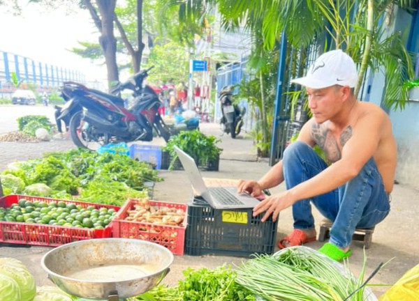 Anh bán rau ở Đồng Nai cưới vợ hoa khôi, nhà gái cấm cửa liền làm liều 'đi bụi', 17 năm hôn nhân thăng trầm