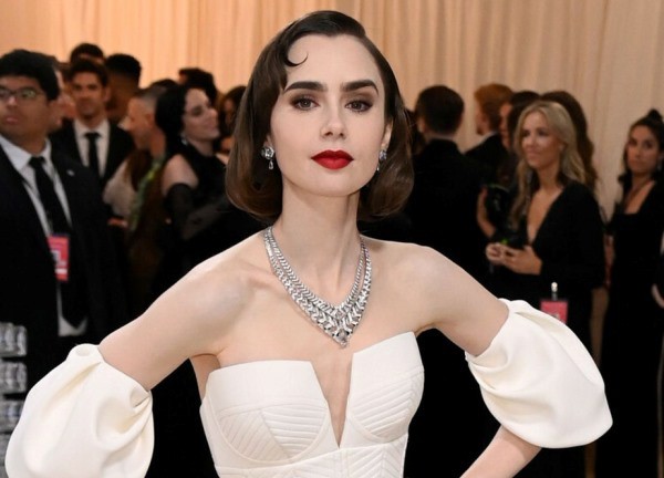 Nhẫn đính hôn kim cương của Lilly Collins bị mất cắp