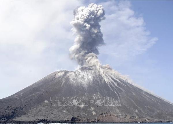 Núi lửa Anak Krakatau tại Indonesia phun trào