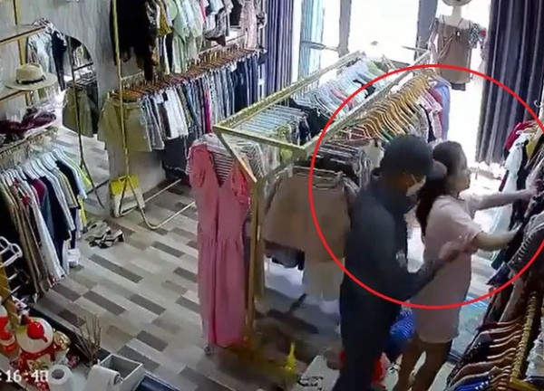 Bắt tên cướp dùng dao khống chế người phụ nữ ở cửa hàng quần áo