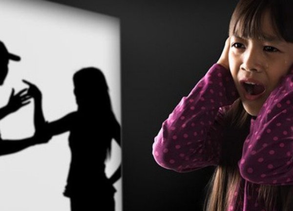 Con gái xin dì ruột ở lại ngủ cùng giường với bố, nghe lý do mẹ câm nín, bố cười thích thú