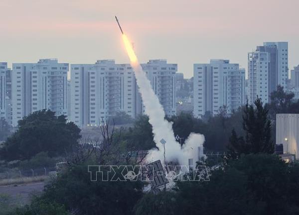 Hàng chục quả rocket phóng sang lãnh thổ Israel