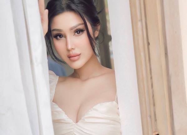 "Người đẹp phát tờ rơi" ở trường mẫu giáo hút ánh nhìn hóa ra là cựu hot girl nóng bỏng