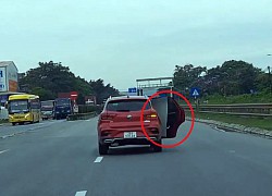Tước bằng nữ tài xế ô tô mở cửa xe khi đi trên Quốc lộ 1A