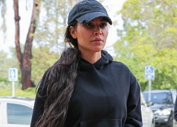 Kim Kardashian để mặt mộc, "hầm hố" đến xem đấu bóng rổ