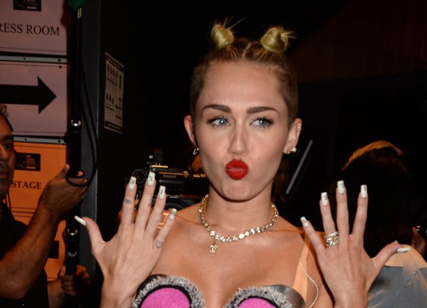 Miley Cyrus trải lòng về khoảng thời gian bị 'ném đá' vì phong cách nổi loạn