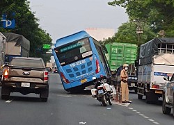 Xe buýt chênh vênh trên dải phân cách, hành khách khóc gào