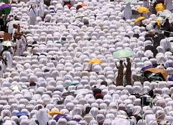 Hàng triệu người bất chấp cái nóng 48 độ C hành hương đến Thánh địa Mecca