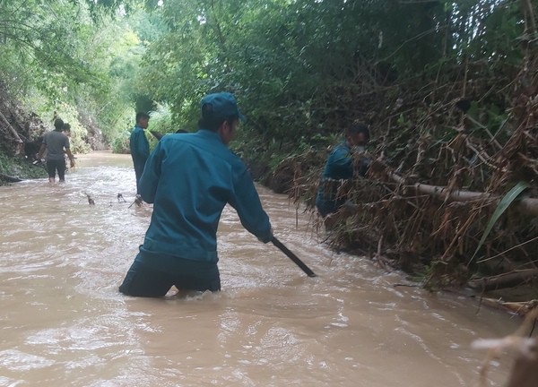 Kon Tum: Đi bắt ếch trong đêm, 2 cha con bị nước cuốn tử vong