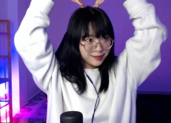 Nữ streamer bất ngờ nổi tiếng vì nói 'UwU' và 'Ara Ara'