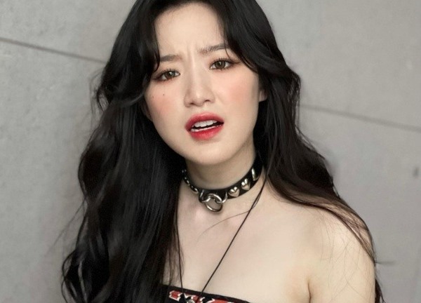 Shuhua của (G)I-DLE nhận "làn sóng" chỉ trích vì vô lễ với tiền bối