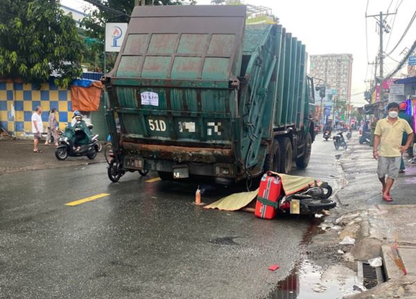 TP.HCM: Va chạm xe rác, người đàn ông đi xe máy tử vong