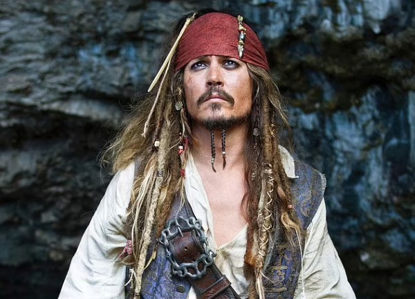 Johnny Depp từ chối làm "cướp biển" vì giận hãng Disney