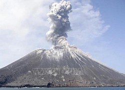 Núi lửa Anak Krakatau ở Indonesia phun tro bụi cao 3.000m