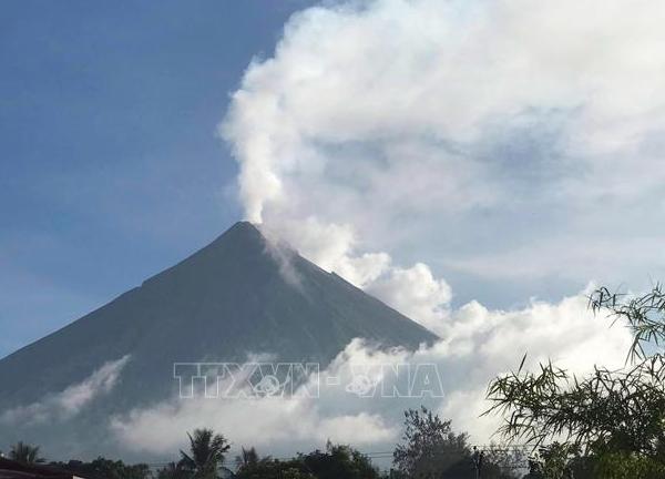 Philippines sơ tán hàng nghìn người đề phòng núi lửa Mayon phun trào