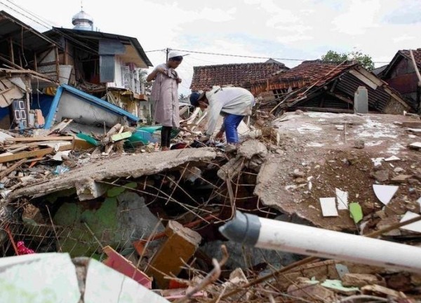 Động đất làm rung chuyển miền Đông Indonesia