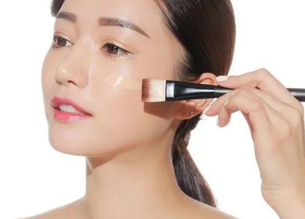 Mẹo dùng kem nền và serum đúng cách giúp da căng bóng, mịn màng trong phút chốc