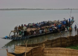 Chìm tàu chở người đi ăn cưới trên sông Niger, hơn 100 người chết