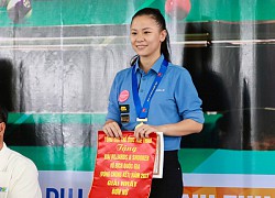 Người đẹp bi-a thi đấu như "chạy sô", vừa nhận giải carom lại lao đi đánh pool