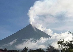 Philippines cảnh báo nguy cơ núi lửa Mayon phun trào trong vài tháng