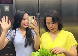 Quây sân thượng thành vườn: Bắt sâu 20 phút mỗi ngày, dư rau thì cả nhà liên hoan lẩu nướng