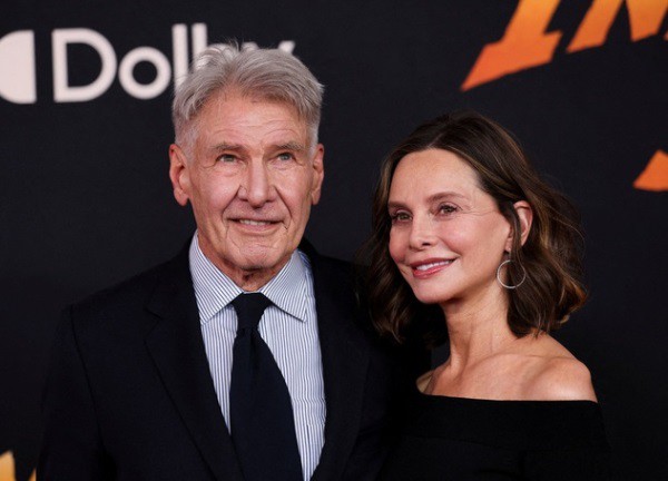 Tuổi 80, Harrison Ford vẫn phong độ cùng vợ trên thảm đỏ