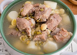 Dùng nồi cơm điện nấu canh sườn đậu xanh hạt sen thanh nhiệt cơ thể