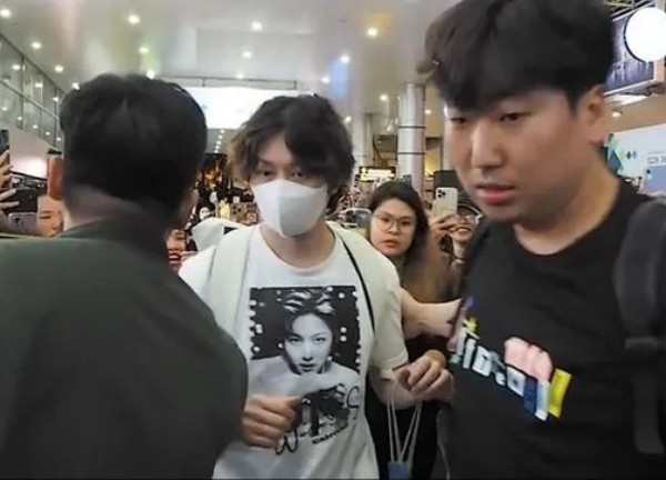 Loạt sao Hàn Quốc 'làm nóng' sây bay Đà Nẵng