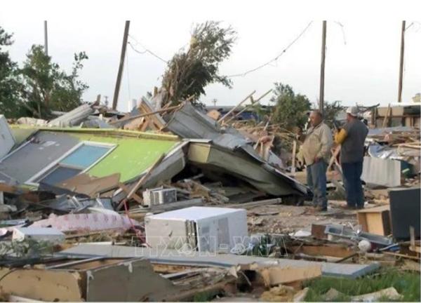 Lốc xoáy hoành hành tại Texas gây nhiều thương vong