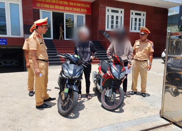 Nhóm tự phát dẫn đường xe cứu thương bị gọi lên vì vi phạm giao thông