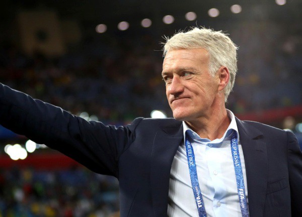 Deschamps bị chỉ trích vì không dùng cầu thủ bỏ trăng mật để lên tuyển