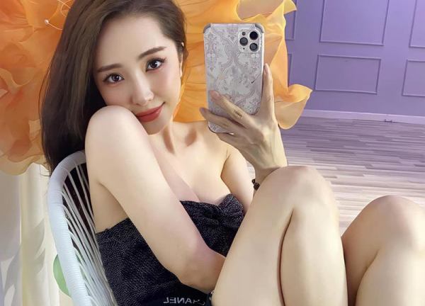 Gái xinh "vũ trụ VTV" từng mặc khoét sâu vòng 1 lên máy bay, nay diện bikini tôn dáng đẹp nõn nà