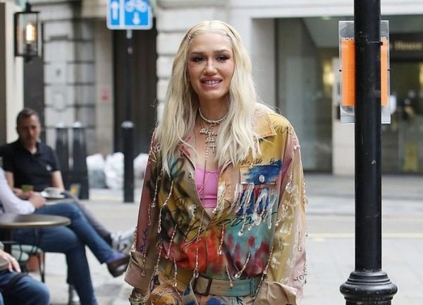 Gwen Stefani khoe phong cách đường phố đầy màu sắc trong bộ trang phục phun sơn