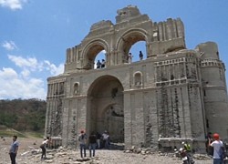 Nhà thờ 500 năm tuổi &#8216;hiện nguyên hình&#8217; giữa hồ Mexico do hạn hán trầm trọng