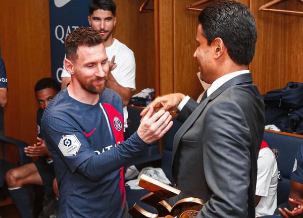 Lionel Messi lôi giải thưởng của PSG ra bán đấu giá