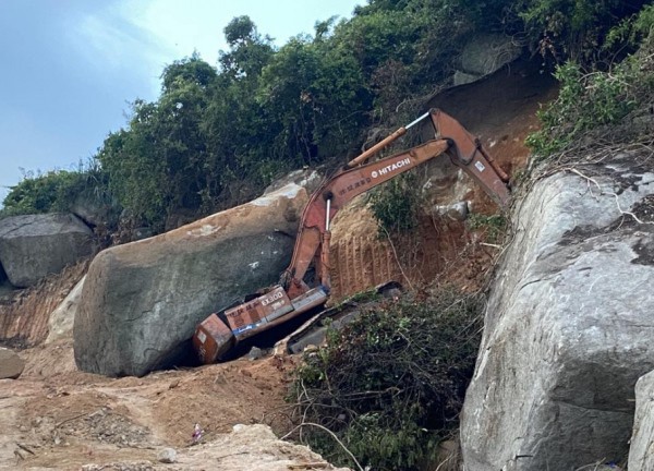 Một tài xế bị tảng đá lớn đè trúng, tử vong trong cabin