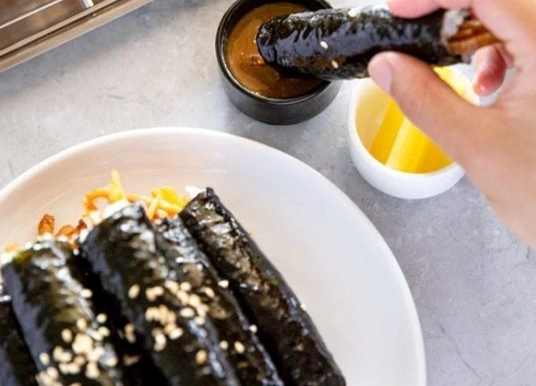 Chị em đã biết kiểu kimbap lạ mắt, đơn giản và dễ làm cho cả nhà đổi vị ngày nắng nóng