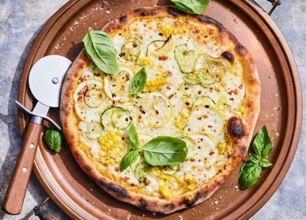 Cuối tuần rảnh rỗi làm pizza ngô bí ngòi đổi bữa cho cả gia đình