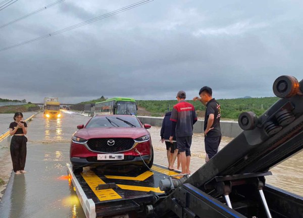 Ngập trên cao tốc Phan Thiết - Dầu Giây: Ai bồi thường cho chủ xe?