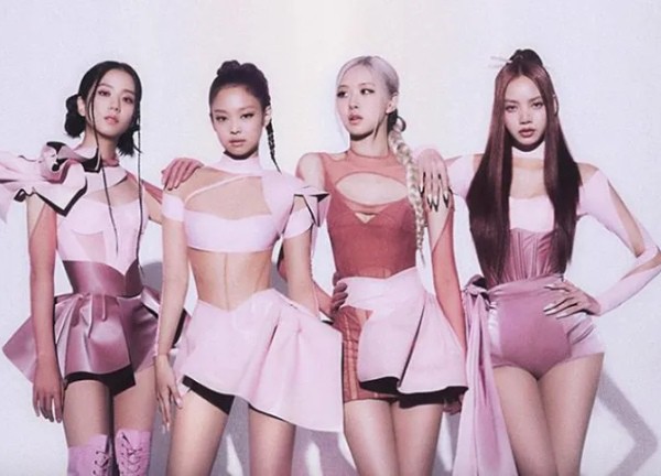 Quá phấn khích, khán giả đổ xô săn lùng vé concert BLACKPINK đêm thứ 2