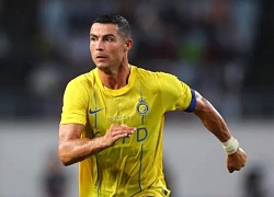 Ronaldo vén áo khoe 8 múi khiến fan nhí kinh ngạc