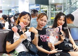 Sôi sục trước giờ G: Dàn xe sang nối dài đón BLACKPINK, fan vây kín sân bay Nội Bài và khách sạn