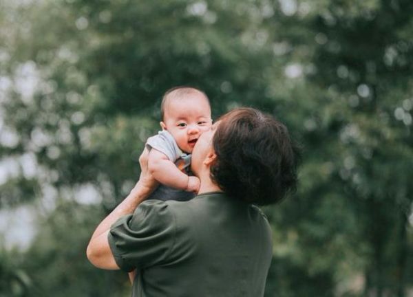 Nhờ mẹ vợ lên trông cháu, bà nhất định đòi trả lương khiến tôi cạn lời