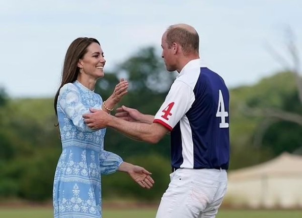 Cổ vũ chồng thi đấu Polo gây quỹ từ thiện, Vương phi xứ Wales Kate Middleton nổi bật với đầm xanh thanh lịch