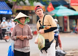 Diễn viên Huy Khánh vật vã đi bán trái cây ở chợ để kiếm tiền