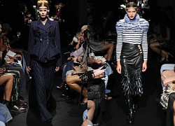 Jean Paul Gaultier Couture Fall 2023 tôn vinh chiếc áo ngực hình nón kinh điển