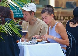 Vợ chồng Justin Bieber - Hailey Baldwin vui vẻ đi ăn trưa cùng bạn bè