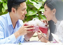 Bất ngờ khi bạn trai quỳ xuống cầu hôn tôi trước mặt người yêu cũ